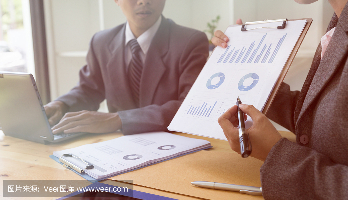 商務人員出席專業投資者的創業項目。財務經理會議和討論分析數據的圖表和圖表顯示的結果。企業財務和營銷理念