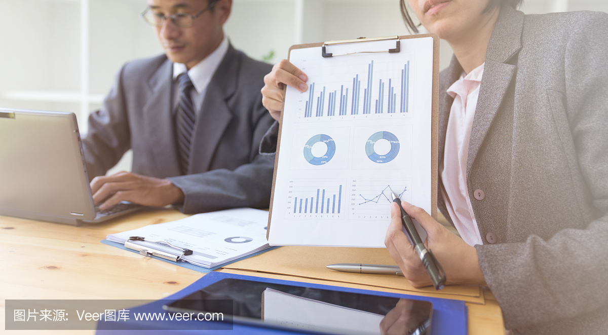 商務(wù)人員出席專業(yè)投資者的創(chuàng)業(yè)項(xiàng)目。財(cái)務(wù)經(jīng)理會(huì)議和討論分析數(shù)據(jù)的圖表和圖表顯示的結(jié)果。企業(yè)財(cái)務(wù)和營銷理念